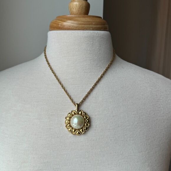 French Designer Nina Ricci Vintage Pearlescent Pendant Necklace - Picture 10 of 10